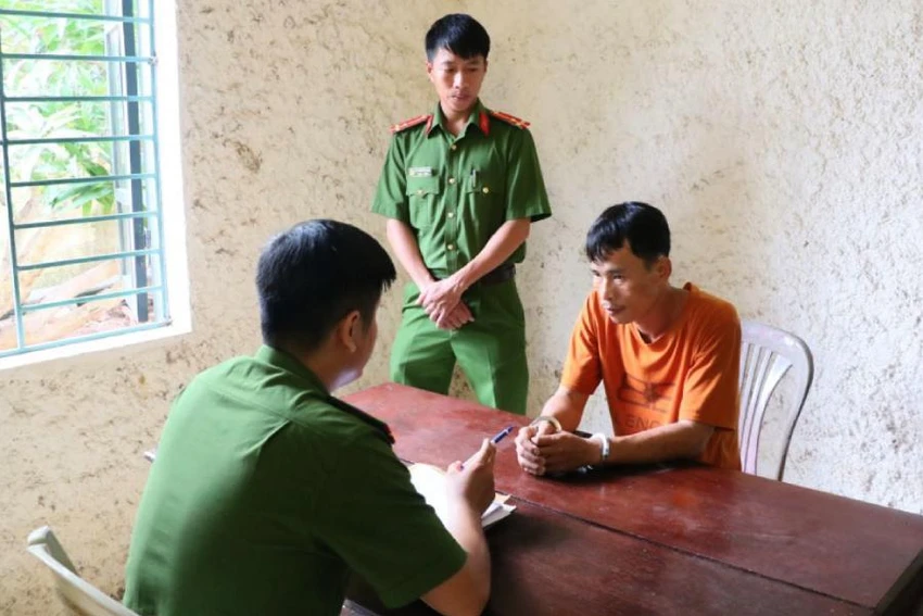 Công an huyện Cẩm Xuyên lấy lời khai Nguyễn Hữu Điệp. Ảnh: CA Công an huyện Cẩm Xuyên lấy lời khai Nguyễn Hữu Điệp. Ảnh: CA