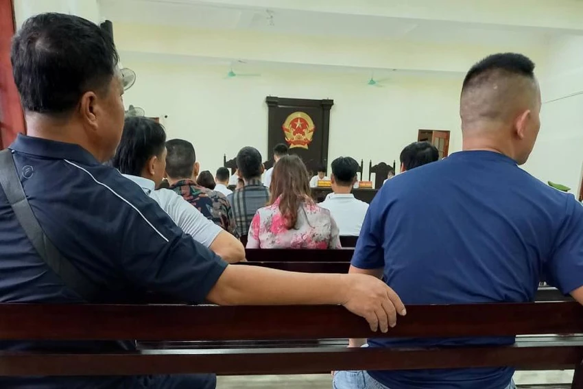 Có rất đông người dân đến tham dự phiên tòa Có rất đông người dân đến tham dự phiên tòa