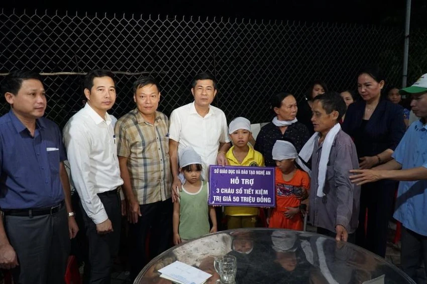 GS Thái Văn Thành, Giám đốc Sở GD&ĐT tỉnh Nghệ An trao sổ tiết kiệm cho ba cháu. GS Thái Văn Thành, Giám đốc Sở GD&ĐT tỉnh Nghệ An trao sổ tiết kiệm cho ba cháu.