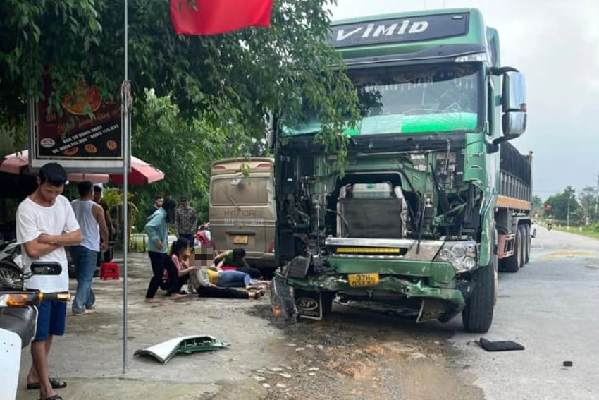 Hiện trường vụ tai nạn giữa ô tô tải và xe khách chở công nhân. Hiện trường vụ tai nạn giữa ô tô tải và xe khách chở công nhân.