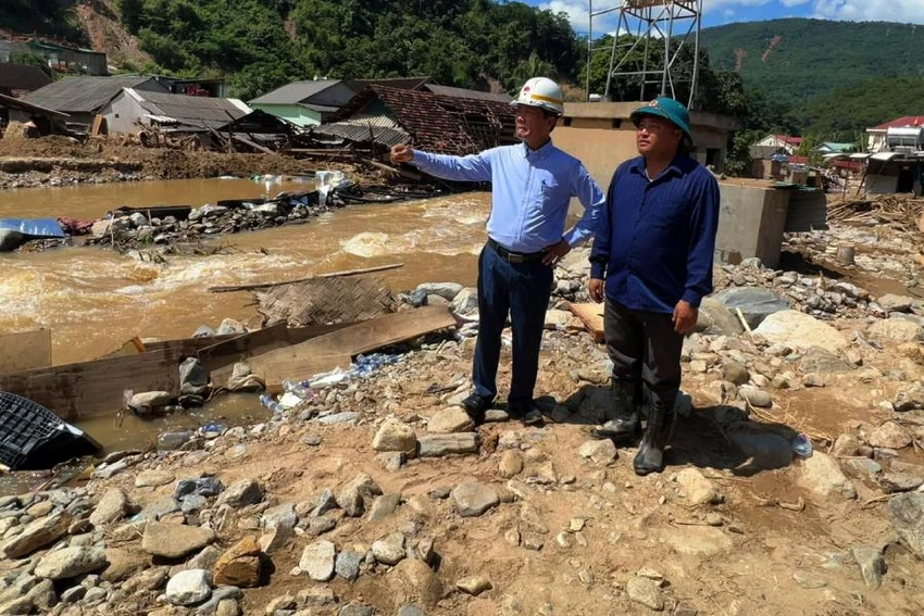 Đoàn công tác đi kiểm tra tại bản Hòa Sơn (xã Tà Cạ, huyện Kỳ Sơn, Nghệ An).