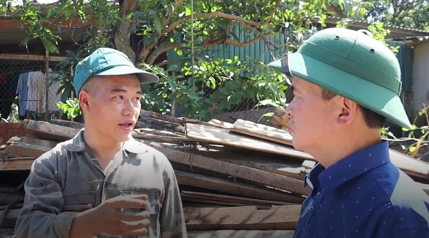 Anh Mùa Bá Chò đang kể lại giây phút cứu giúp dân và vớt thi thể trong lũ dữ với chủ tịch UBND huyện Kỳ Sơn. Anh Mùa Bá Chò đang kể lại giây phút cứu giúp dân và vớt thi thể trong lũ dữ với chủ tịch UBND huyện Kỳ Sơn.