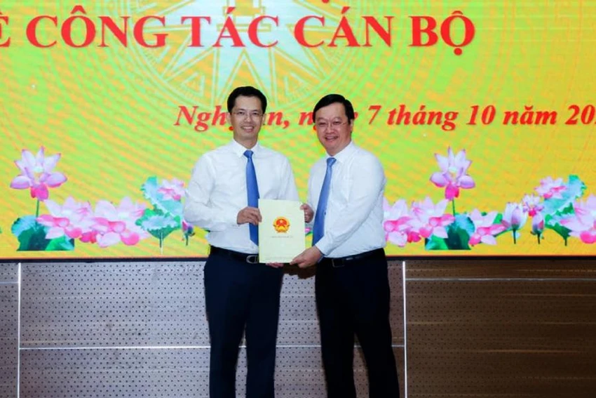 Ông Nguyễn Đức Trung- Chủ tịch UBND tỉnh Nghệ An trao Quyết định tiếp nhận, bổ nhiệm Giám đốc Sở Tài chính tỉnh Nghệ An cho ông Trịnh Thanh Hải.