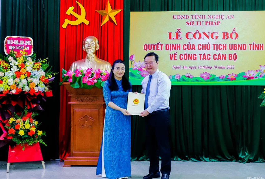 Ông Nguyễn Đức Trung - Chủ tịch UBND tỉnh Nghệ An trao quyết định điều động, bổ nhiệm bà Hoàng Thị Thu Trang giữ chức Giám đốc Sở Tư pháp tỉnh Nghệ An. Ông Nguyễn Đức Trung - Chủ tịch UBND tỉnh Nghệ An trao quyết định điều động, bổ nhiệm bà Hoàng Thị Thu Trang giữ chức Giám đốc Sở Tư pháp tỉnh Nghệ An.