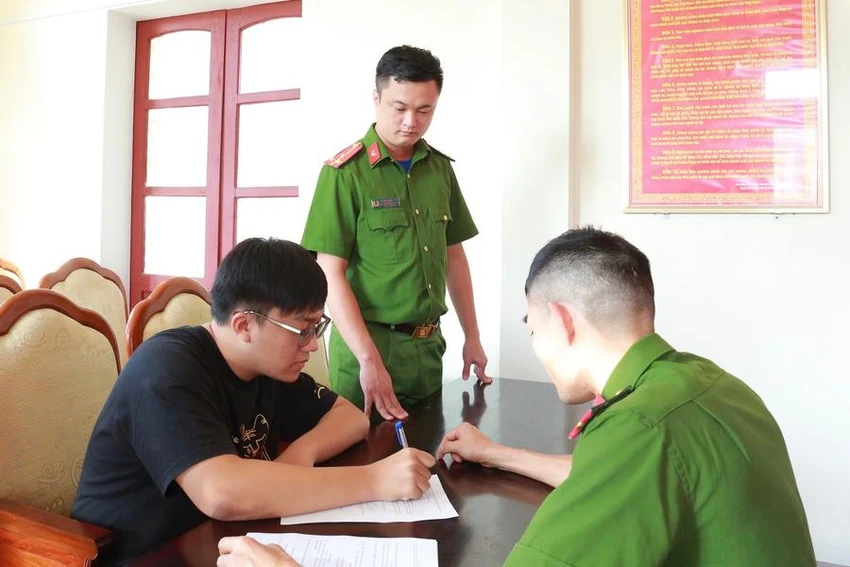 Minh tại cơ quan công an. Ảnh: CA. Minh tại cơ quan công an. Ảnh: CA.