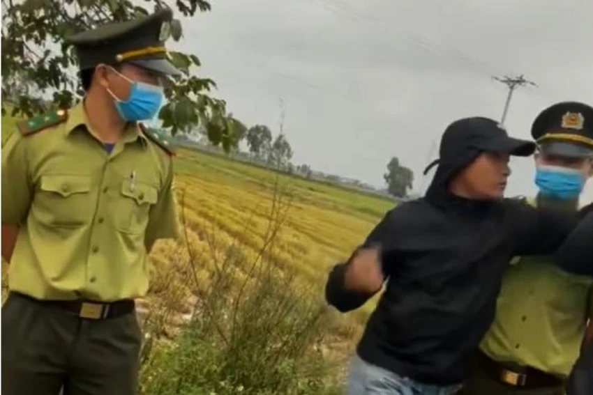 Người mặt áo đen đội mũ đen tấn công vào người khác. Ảnh cắt từ video clip. Người mặt áo đen đội mũ đen tấn công vào người khác. Ảnh cắt từ video clip.