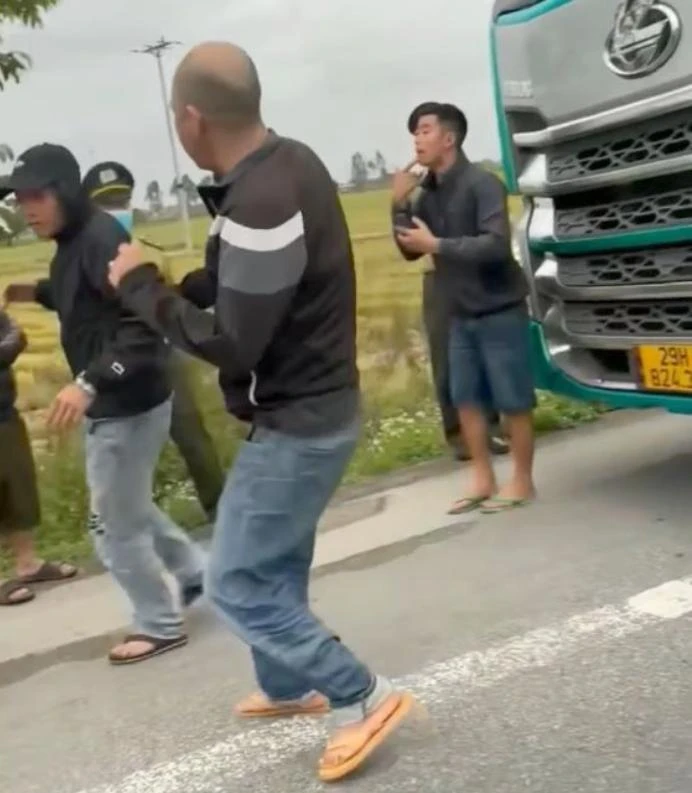 Tài xế "phản công" trở lại người mặc áo đen đội mũ đen. Ảnh cắt từ video clip. Tài xế "phản công" trở lại người mặc áo đen đội mũ đen. Ảnh cắt từ video clip.