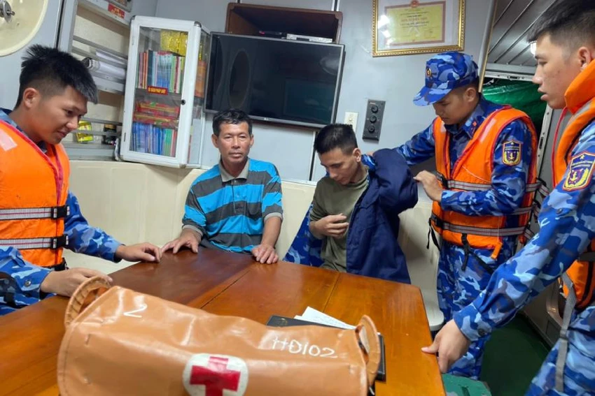 Hai ngư dân may mắn được cứu sống. Ảnh: ĐL Hai ngư dân may mắn được cứu sống. Ảnh: ĐL