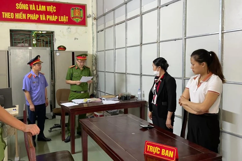 Cơ quan CSĐT tống đạt quyết định khởi tố các bị can.
