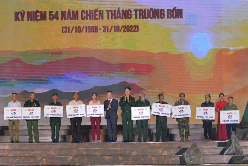 Đại tướng Lương Cường- Chủ nhiệm Tổng cục Chính trị Quân đội nhân dân Việt Nam và ông Lê Quốc Minh- Tổng biên tập Báo Nhân dân trao tặng 10 ngôi nhà tình nghĩa cho các gia đình có hoàn cảnh đặc biệt khó khăn. Đại tướng Lương Cường- Chủ nhiệm Tổng cục Chính trị Quân đội nhân dân Việt Nam và ông Lê Quốc Minh- Tổng biên tập Báo Nhân dân trao tặng 10 ngôi nhà tình nghĩa cho các gia đình có hoàn cảnh đặc biệt khó khăn.