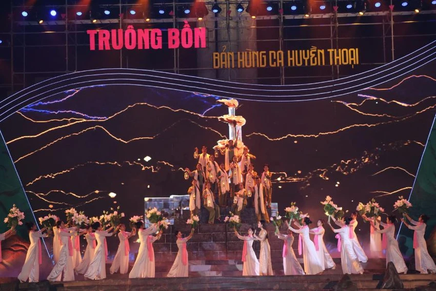 Chương trình nghệ thuật đặc biệt "Truông Bồn - Bản hùng ca huyền thoại" với ca khúc Ru em nắm đất Truông Bồn. Chương trình nghệ thuật đặc biệt "Truông Bồn - Bản hùng ca huyền thoại" với ca khúc Ru em nắm đất Truông Bồn.