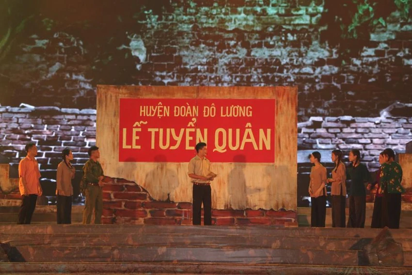 Các hoạt cảnh vở kịch hát tái hiện câu chuyện của những người chiến sĩ Truông Bồn năm xưa. Các hoạt cảnh vở kịch hát tái hiện câu chuyện của những người chiến sĩ Truông Bồn năm xưa.