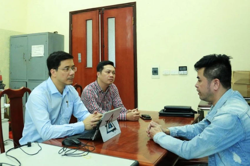 Thượng tá Nguyễn Hồng Phong, Giám đốc Công an tỉnh trực tiếp làm việc với Trần Huy Lâm. Ảnh: Công an tỉnh Hà Tĩnh. Thượng tá Nguyễn Hồng Phong, Giám đốc Công an tỉnh trực tiếp làm việc với Trần Huy Lâm. Ảnh: Công an tỉnh Hà Tĩnh.