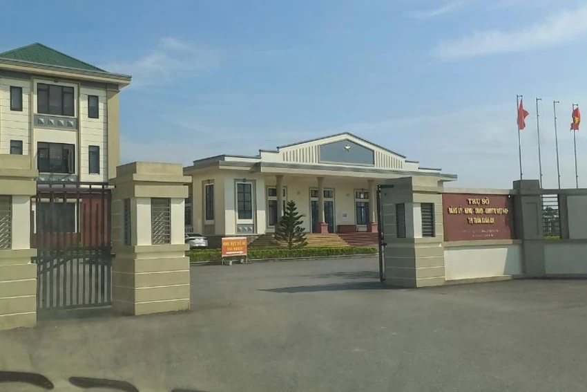 Cổng trụ sở UBND thị trấn Xuân An. Cổng trụ sở UBND thị trấn Xuân An.