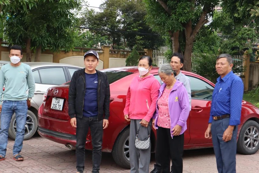 Người thân đi từ Quảng Bình ra Nghệ An nhận bà Lê Thị Thủy. Người thân đi từ Quảng Bình ra Nghệ An nhận bà Lê Thị Thủy.