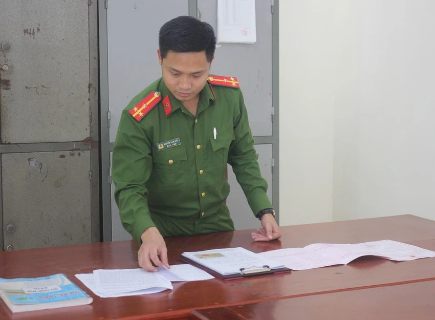 Cán bộ công an kiểm tra tang vật của vụ án. Ảnh: CA Cán bộ công an kiểm tra tang vật của vụ án. Ảnh: CA