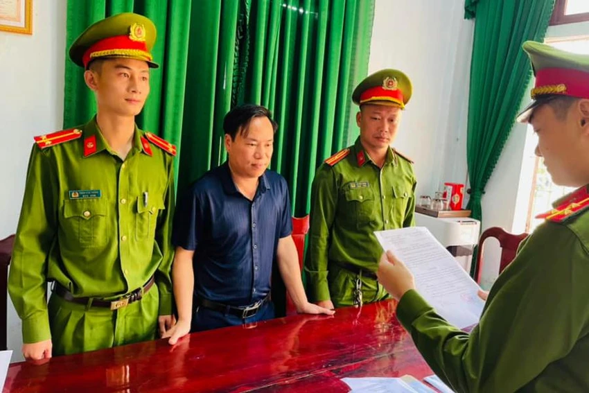 Cơ quan công an huyện Nghi Xuân tống đạt quyết định khởi tố bị can Ngọc. Ảnh: CA. Cơ quan công an huyện Nghi Xuân tống đạt quyết định khởi tố bị can Ngọc. Ảnh: CA.