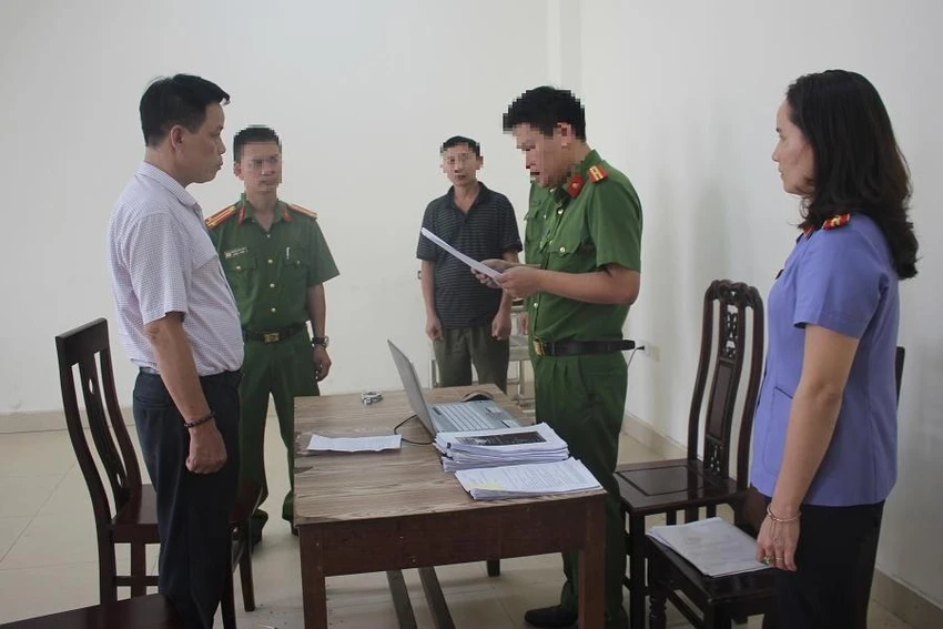 Cơ quan công an tống đạt quyết định khởi tố và bắt tạm giam Lê Văn Bình. Ảnh: CACC Cơ quan công an tống đạt quyết định khởi tố và bắt tạm giam Lê Văn Bình. Ảnh: CACC
