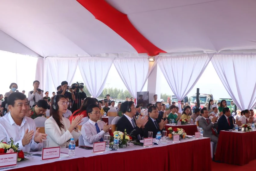 Các đại biểu tại buổi lễ.