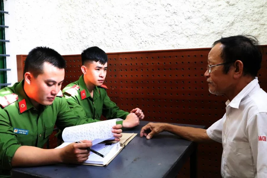 Bị can Nguyễn Thế Hữu tại cơ quan công an. Ảnh: CA. khoi-to-toi-cuong-doat-tai-san