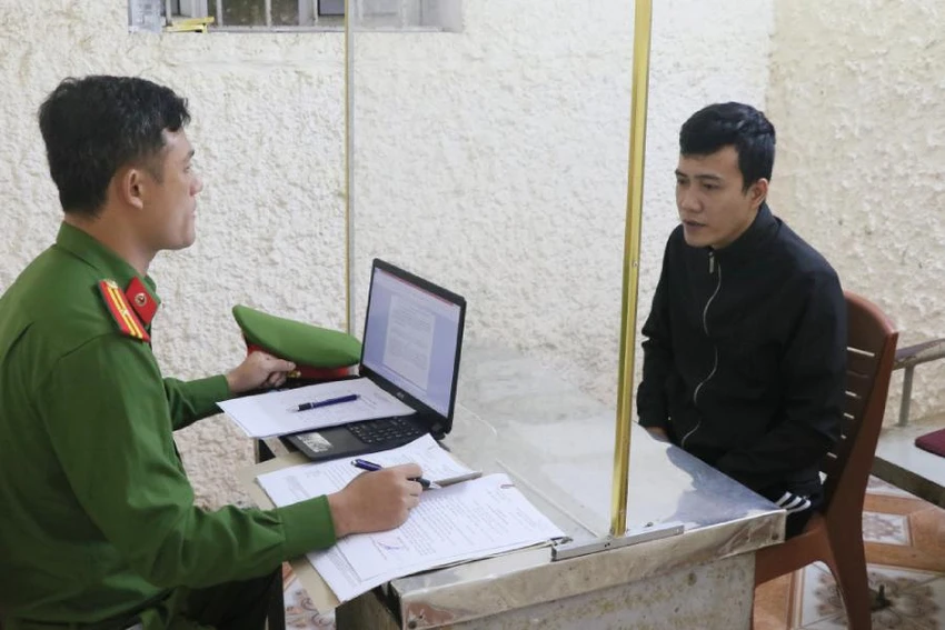 Mai Chí Phương tại cơ quan công an. Ảnh: CA Mai Chí Phương tại cơ quan công an. Ảnh: CA