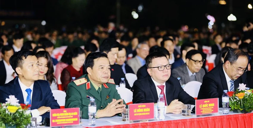 Các đại biểu và rất đông người dân tham dự buổi lễ. Các đại biểu và rất đông người dân tham dự buổi lễ.