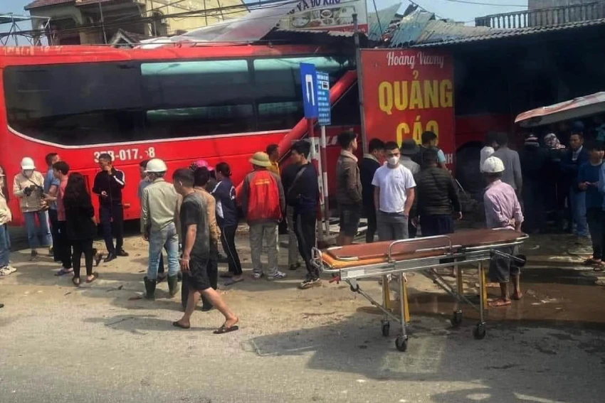 Chiếc xe khách tiếp tục lao sang trái đường, đâm vào tường nhà dân bên quốc lộ 1A. Chiếc xe khách tiếp tục lao sang trái đường, đâm vào tường nhà dân bên quốc lộ 1A.