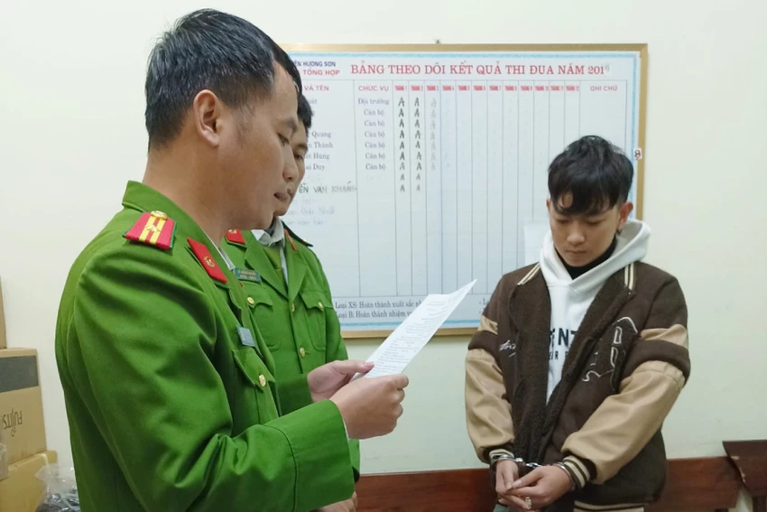 Cơ quan CSĐT Công an huyện Hương Sơn tống đạt quyết định khởi tố Phan Anh Đức. Ảnh: CA Cơ quan CSĐT Công an huyện Hương Sơn tống đạt quyết định khởi tố Phan Anh Đức. Ảnh: CA