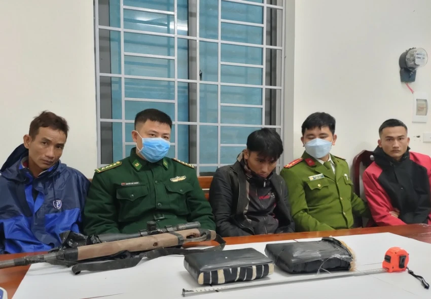 Hiếu, Dũng, Quỳnh bị bắt giữ. Ảnh: NTV. Hiếu, Dũng, Quỳnh bị bắt giữ. Ảnh: NTV.