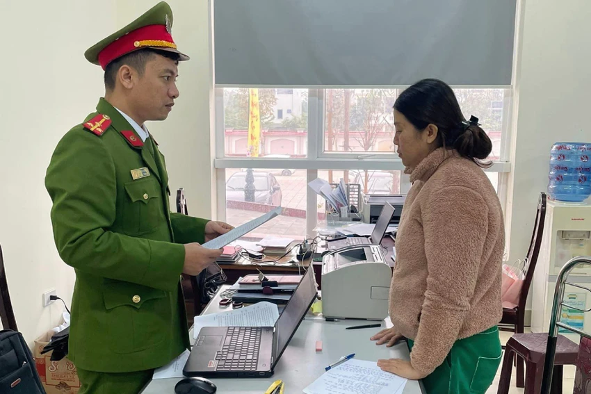 Văn phòng Cơ quan CSĐT Công an tỉnh Nghệ An tống đạt các quyết định tố tụng đối với Võ Thị Hạnh. Ảnh: CA. Văn phòng Cơ quan CSĐT Công an tỉnh Nghệ An tống đạt các quyết định tố tụng đối với Võ Thị Hạnh. Ảnh: CA.