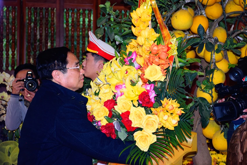 Thủ tướng Chính phủ Phạm Minh Chính cùng đoàn công tác của Chính phủ dâng hương, dâng hoa tưởng niệm Chủ tịch Hồ Chí Minh. Thủ tướng Chính phủ Phạm Minh Chính cùng đoàn công tác của Chính phủ dâng hương, dâng hoa tưởng niệm Chủ tịch Hồ Chí Minh.