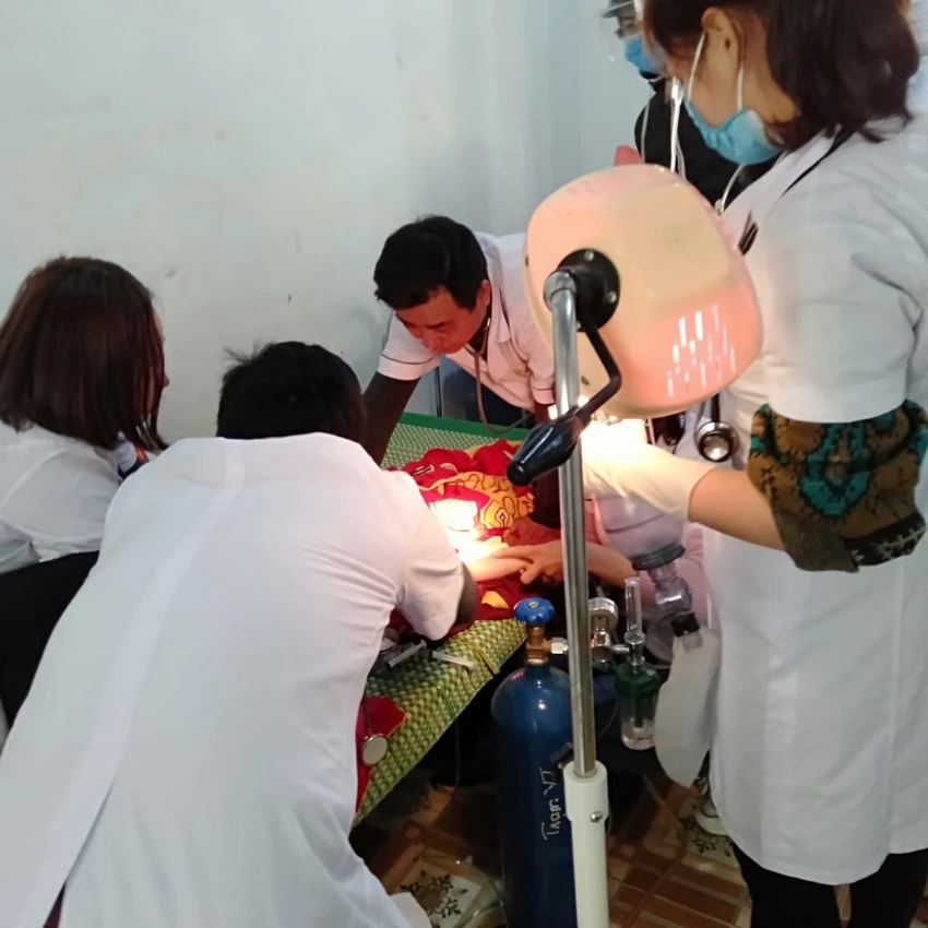 Các bác sĩ và điều dưỡng cố gắng đã cứu sống bé K. Ảnh: ĐL Các bác sĩ và điều dưỡng cố gắng đã cứu sống bé K. Ảnh: ĐL