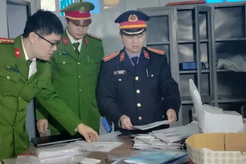 Cơ quan điều tra khám xét văn phòng làm việc của bị can Mai Xuân Điểu. Cơ quan điều tra khám xét văn phòng làm việc của bị can Mai Xuân Điểu.