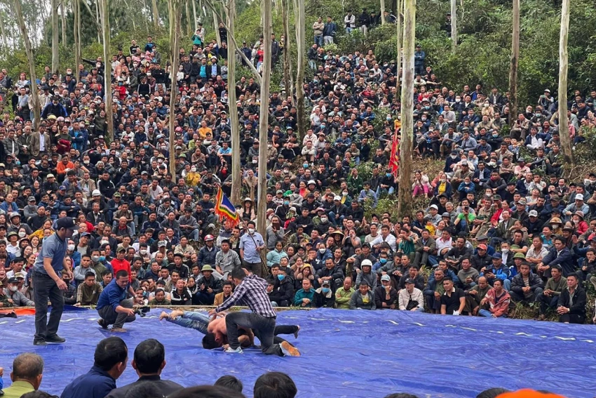 Thi đấu vật tại Lễ hội Đền vua Mai Hắc Đế. Thi đấu vật tại Lễ hội Đền vua Mai Hắc Đế.