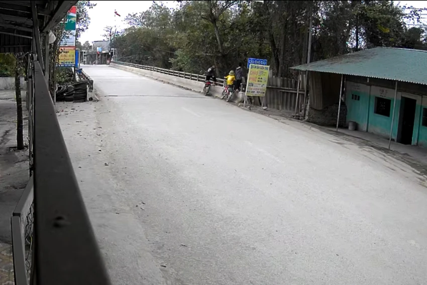 Camera của nhà dân gần cầu quay lại cho thấy có ba em học sinh THCS đi xe đạp điện đến dừng ở đầu cầu Chợ Cầu. Camera của nhà dân gần cầu quay lại cho thấy có ba em học sinh THCS đi xe đạp điện đến dừng ở đầu cầu Chợ Cầu.