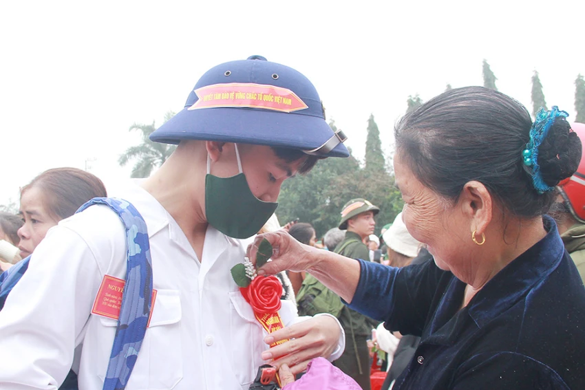 Người dân căn dặn, tiễn thanh niên huyện Nghi Xuân lên đường nhập ngũ vào ngày 7-2-2023. Ảnh: Cổng thông tin điện tử huyện Nghi Xuân.