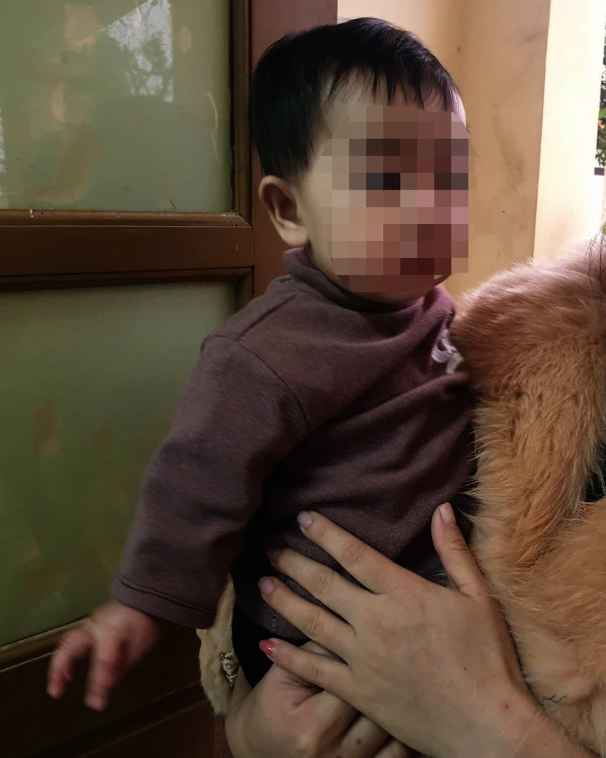 Cháu bé khoảng 1 tuổi bị mẹ bỏ rơi đang được cưu mang, chăm nuôi. Ảnh: ĐL