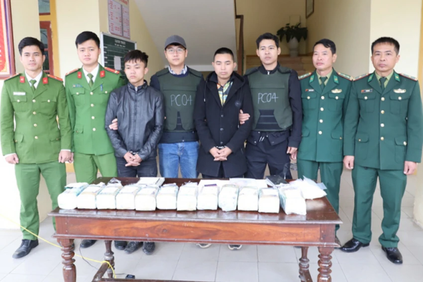 Anh và Tiệp bị bắt cùng tang vật 12kg ma túy. Ảnh: CA. Anh và Tiệp bị bắt cùng tang vật 12kg ma túy. Ảnh: CA.