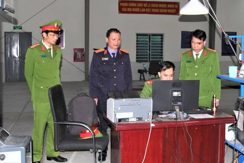 Cơ quan điều tra khám xét Trung tâm Đăng kiểm xe cơ giới 37-09D. Ảnh: CA. Cơ quan điều tra khám xét Trung tâm Đăng kiểm xe cơ giới 37-09D. Ảnh: CA.
