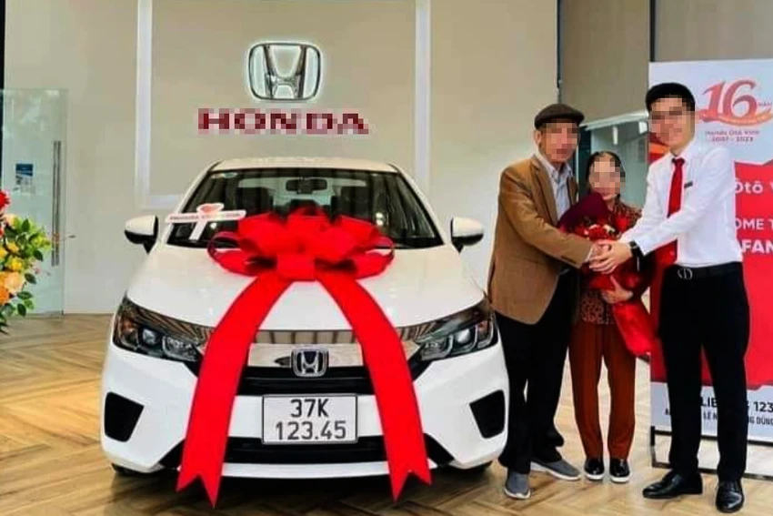 Nhiều người chúc mừng vợ chồng chủ chiếc xe mang BKS đẹp 37A-123.45. Nhiều người chúc mừng vợ chồng chủ chiếc xe mang BKS đẹp 37A-123.45.