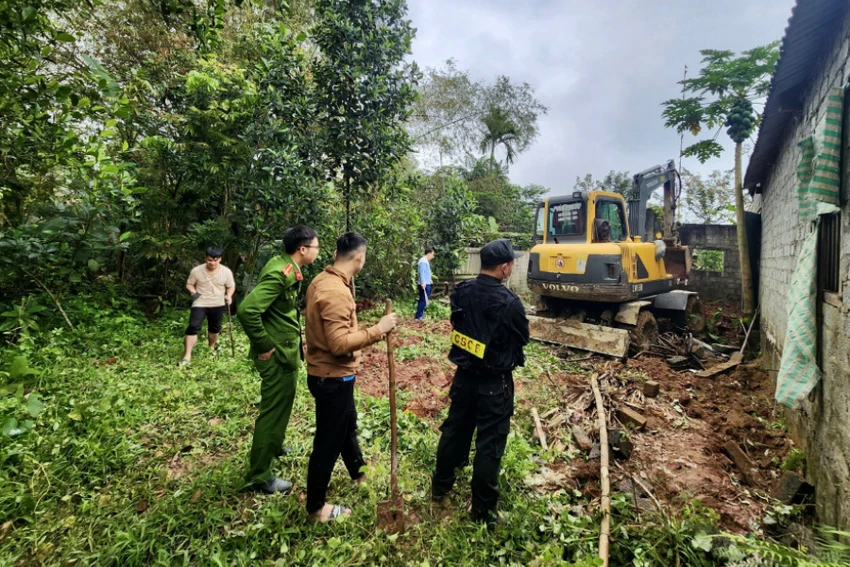 Công an huy động máy múc đào tìm ma túy trong vườn nhà của Vân và Phùng. Ảnh: CA Công an huy động máy múc đào tìm ma túy trong vườn nhà của Vân và Phùng. Ảnh: CA