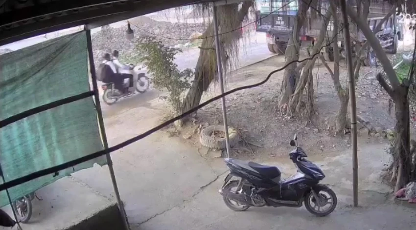 Trước lúc xảy ra tai nạn các nạn nhân và xe tải 14C-201.03 gặp 2 xe tải khác dừng, đỗ dàn hàng ngang trên lề đường và lấn lên mặt đường cùng lúc gặp 2 người đi xe máy ngược chiều. Trước lúc xảy ra tai nạn các nạn nhân và xe tải 14C-201.03 gặp 2 xe tải khác dừng, đỗ dàn hàng ngang trên lề đường và lấn lên mặt đường cùng lúc gặp 2 người đi xe máy ngược chiều.