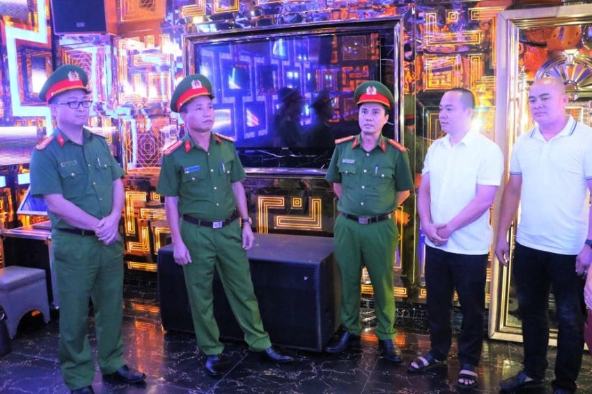 Đại tá Nguyễn Duy Thanh, Phó Giám đốc Công an tỉnh và đoàn công tác kiểm tra tại phòng hát Karaoke Đại Huệ vào tháng 9-2022. Ảnh: CA. Đại tá Nguyễn Duy Thanh, Phó Giám đốc Công an tỉnh và đoàn công tác kiểm tra tại phòng hát Karaoke Đại Huệ vào tháng 9-2022. Ảnh: CA.