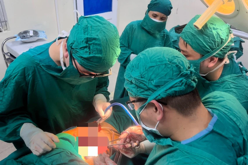 Các BS của BV Đa khoa tỉnh Hà Tĩnh phẫu thuật cho bệnh nhân. Các BS của BV Đa khoa tỉnh Hà Tĩnh phẫu thuật cho bệnh nhân.