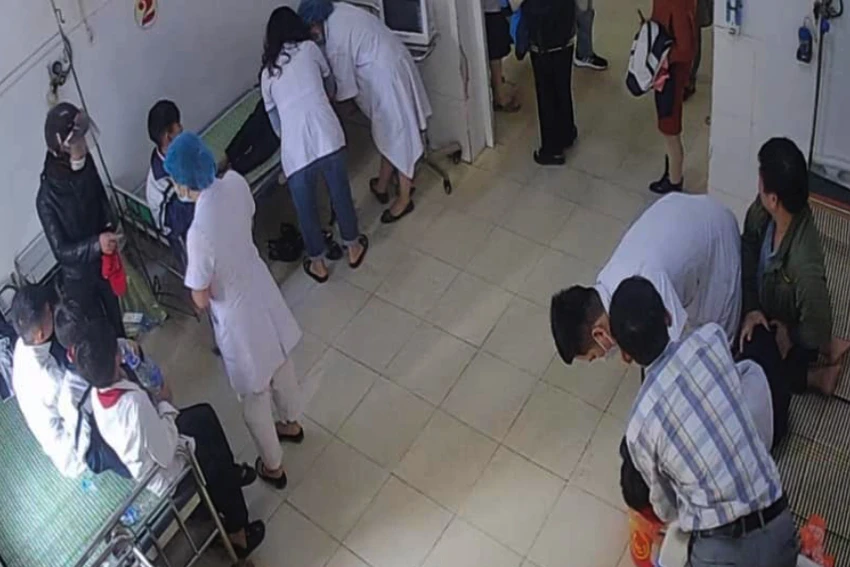 11 học sinh ăn hạt ngô đồng được đưa đến Trung tâm Y tế huyện Nghi Xuân cấp cứu.