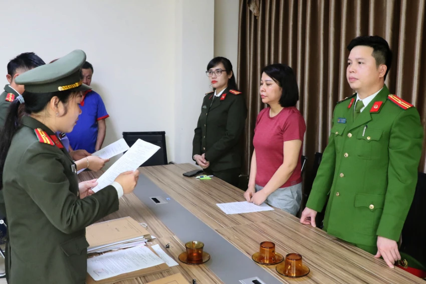 Cơ quan điều tra tống đạt quyết định khởi tố bị can, bắt tạm giam Thủy. Ảnh: CA. Cơ quan điều tra tống đạt quyết định khởi tố bị can, bắt tạm giam Thủy. Ảnh: CA.