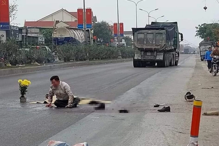 Hiện trường 2 vợ chồng bị tai nạn trên quốc lộ 1A (đoạn qua huyện Diễn Châu, Nghệ An), người vợ tử vong, chồng bị thương. Hiện trường 2 vợ chồng bị tai nạn trên quốc lộ 1A (đoạn qua huyện Diễn Châu, Nghệ An), người vợ tử vong, chồng bị thương.