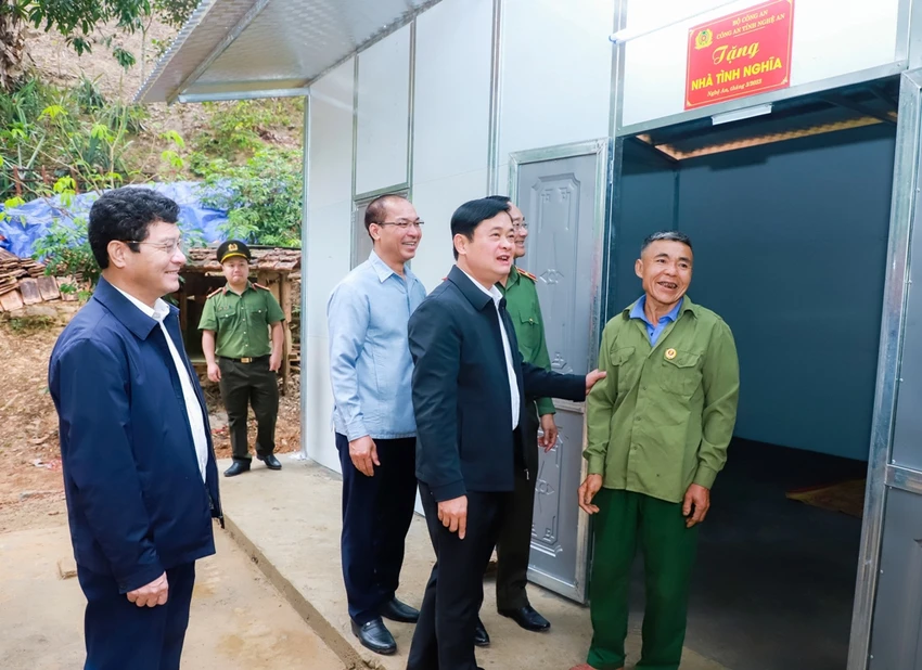 Niềm vui của người dân ở huyện biên giới Kỳ Sơn chuyển đến ở trong ngôi nhà mới. Niềm vui của người dân ở huyện biên giới Kỳ Sơn chuyển đến ở trong ngôi nhà mới.