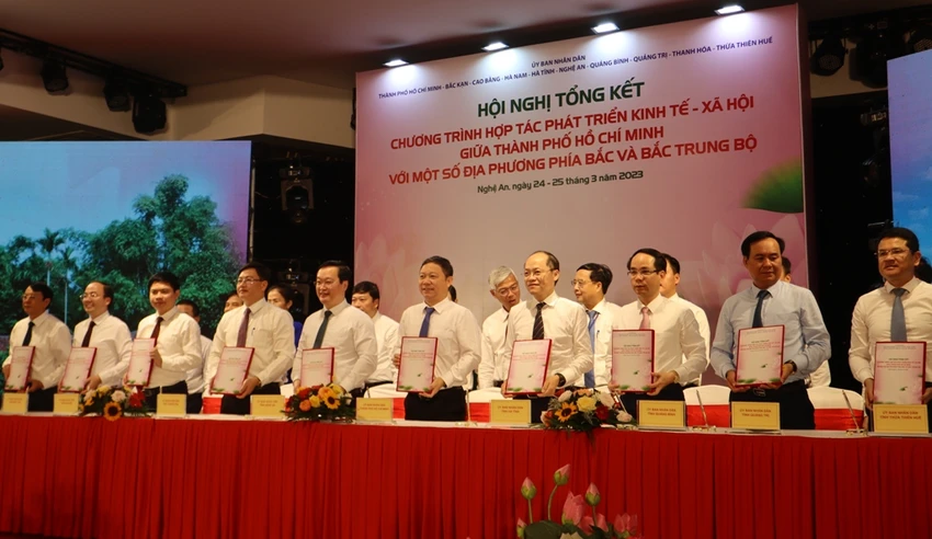Lãnh đạo TP.HCM cùng các tỉnh chụp ảnh sau lễ ký kết. Lãnh đạo TP.HCM cùng các tỉnh chụp ảnh sau lễ ký kết.