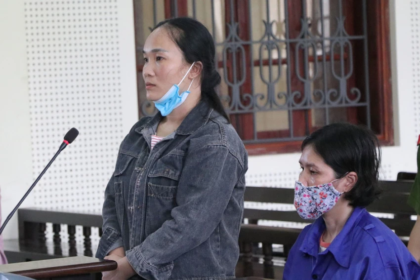 Bị cáo Tuyết đứng trước bục khai báo.